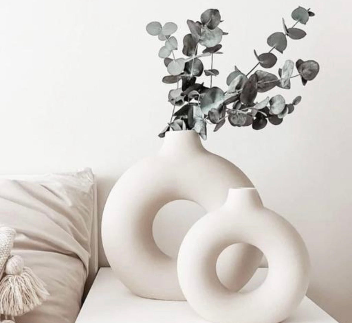 Minimalist Ceramic Donut Vase Set
- Pack of 2 (6.0 inch, 4.5 inch)